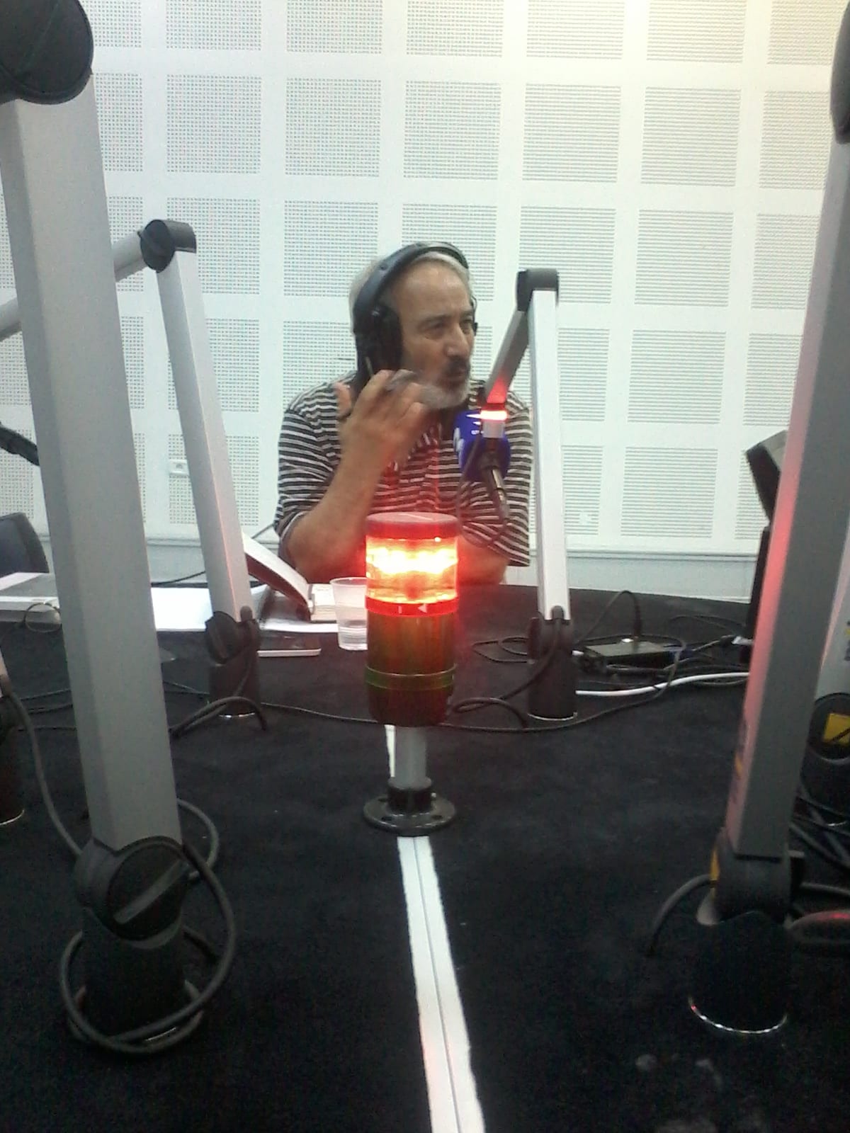 Un membre de la revue au micro de Radio Tunis Culturelle