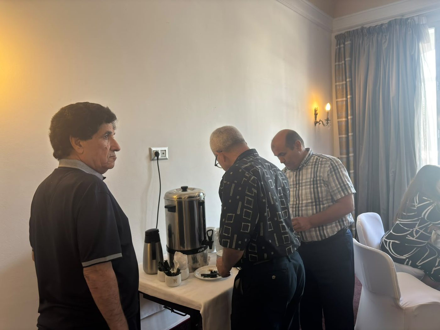 Membres en aparté lors de l'élection décennale Madarat, juin 2026